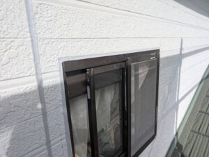 宗像市A様邸外壁塗装 コーキング(サッシ回り)完了