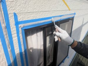 宗像市A様邸外壁塗装 コーキング(サッシ回り)ヘラ慣らし