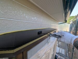 宗像市A様邸外壁塗装 小庇塗装 上塗り