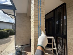宗像市A様邸外壁塗装 コーキング(玄関)ヘラ慣らし