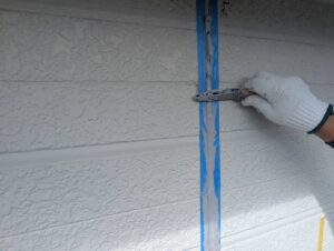 宗像市A様邸外壁塗装 コーキング(縦目地)ヘラ慣らし